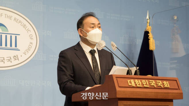 김원이 더불어민주당 의원이 22일 국회 기자회견에서 오세훈 국민의힘 후보가 서울시장 시절 내곡 지구 보금자리주택지구 지정 과정에 개입을 했다는 의혹 정황을 밝히고 있다.