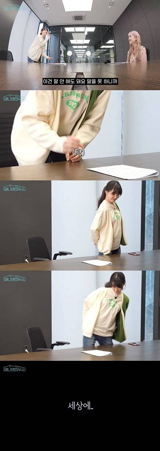 방송인 김민아(30)가 영화 '내부자들' 속 배우 이경영의 19금 폭탄주 장면을 흉내냈다. /사진=유튜브 채널 '왜냐맨하우스' 캡처