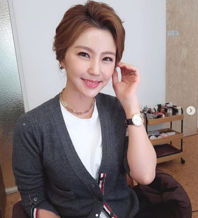 Yoon Mi Lee posted on Instagram on the 23rd, I am going to learn and study a lot of spouses common sense of spouses health today while preparing for filming # jtbc # couples discovery and share good information with you.The photo shows Yoon Mi Lee waiting for her hair and makeup at the makeup shop before the full-scale shooting.Yoon Mi Lee caught the attention of those who see it with beautiful looks and atmosphere that are overflowing with elegance.Meanwhile, Yoon Mi Lee married composer and singer The main video lesson in 2006 and has three daughters.