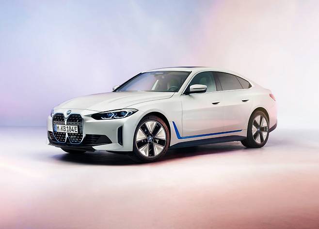 BMW가 연내 선보일 새로운 전기차 i4. I4는 삼성SDI의 각형 배터리를 탑재했다.