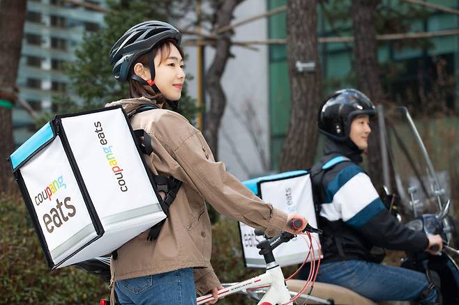 쿠팡이츠가 다음 달 사업개시 2년 만에 단건 배달 서비스를 전국 확대한다.