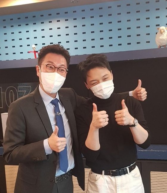 With Kim Young-chul Thank YouByun Yo-han posted several photos on his SNS on the 23rd, iron wave M and Kim Young-chul senior Thank You.Byun Yo-han in the public photo is live in SBS PowerFM Kim Young-chuls PowerFM studio.A warm two-shot with DJ Kim Young-chul was also released.Byun Yo-han appeared on the iron wave M on the morning of the movie asset word.The fans who encountered the photos responded such as I was together with Bora, Asset word fighting Just shining today.On the other hand, the movie Asset word (director Lee Jun-ik), starring Byun Yo-han, is a story about a scholar who is curious about the sea rather than a book after being exiled to Heuksan, and a young fisherman who wants to get out of the sea and go out of the sea.Opening on the 31st.