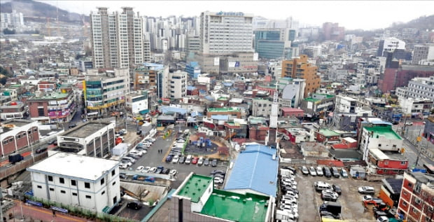 서울 동작구 흑석뉴타운 정비 사업이 속도를 내고 있다. 1차 공공재개발 시범사업 후보지로 선정된 흑석2구역.  한경DB