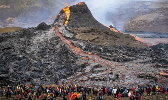 21일(현지시간) 아이슬란드의 주말 등산객들이 수도 레이캬비크에서 서쪽으로 40㎞ 떨어진 파그라달스피알 화산의 용암 분출을 바라보고 있다. AFP연합뉴스