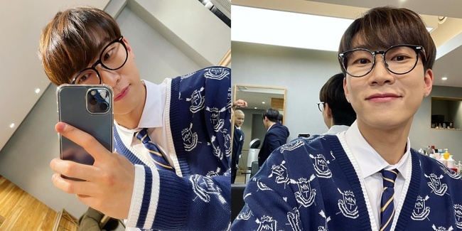Group BtoB leader Seo Eunkwang has been in the mood.Seo Eunkwang posted several photos on the official SNS on March 22 with the article School look (School look).In the photo, Seo Eunkwang stands in front of the mirror wearing a navy color cardigan with glasses.Seo Eunkwang showed off his visuals while wearing Sukluk.BtoB, which Seo Eunkwang belongs to, will appear on Mnet Kingdom: Legendary War which will be broadcast on April 1.Kingdom is a program that allows you to meet the legendary stage of six boys groups BtoB, Icon, SF9, The Boys, Stray Kids and Eighties who dream of King and their new musical aspects.Seo Eunkwang has been a leader and main vocalist of the team since debuting with BtoBs first single Secret in 2012, and has been leading the team well.As a owner of excellent singing ability, I am looking forward to showing my performance in Kingdom.