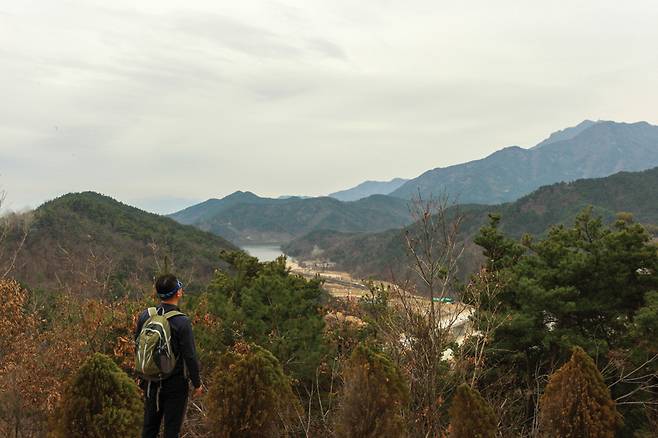 307.7m봉을 거쳐 묘지 4기를 지나면 중부내륙고속국도가 바로 옆이고 대성저수지와 금오산이 눈앞이다.