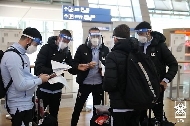 ▲ 파울루 벤투 감독이 이끄는 축구대표팀이 22일 일본 요코하마로 출국했다. ⓒ대한축구협회