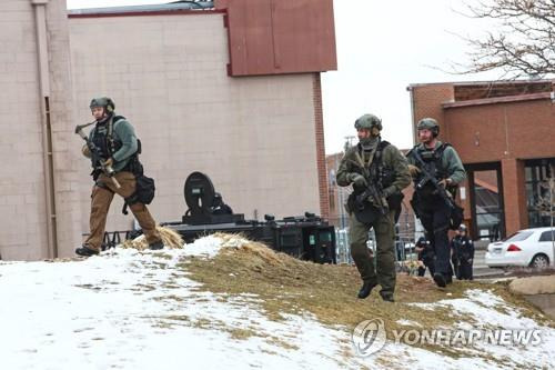 총격 사건이 벌어진 식료품점을 에워싼 중무장 경찰 [로이터=연합뉴스]