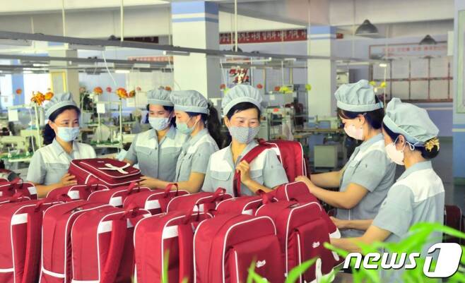 가방 공장에서 일하는 북한 여성 노동자들.(대외 선전매체 '류경' 갈무리)© 뉴스1