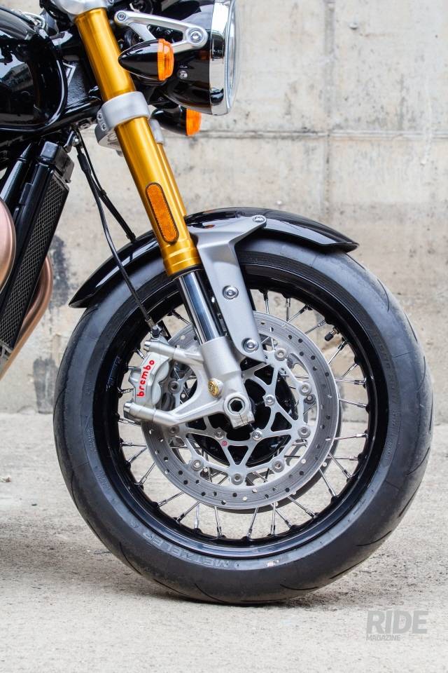 브렘보 모노블럭 캘리퍼를 좌우 양쪽으로 달아 높은 수준의 제동력을 확보했다.