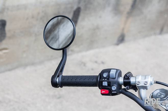 좌측 핸들바의 버튼으로 주행모드 변경이 가능하다.