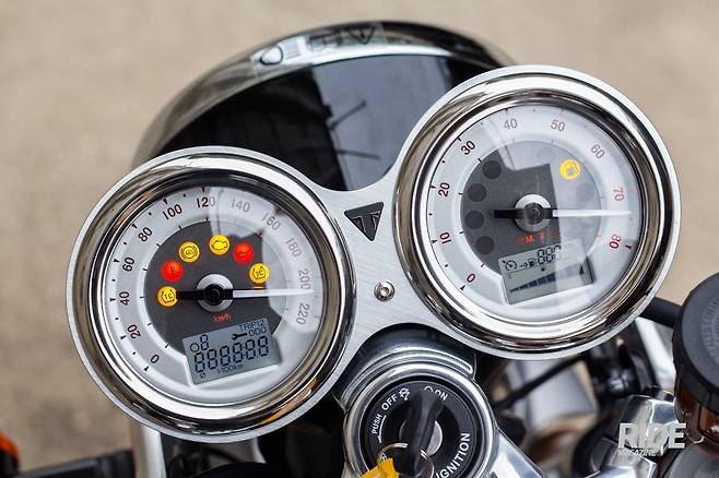 계기판 LCD 창의 글씨는 좀 작은 편.