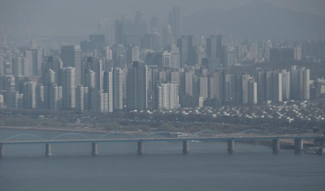 24일 오후 서울 여의도 63스퀘어에서 바라본 서울 강남 아파트 단지 모습. 뉴스1