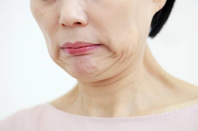 얼굴 스트레칭을 통해 얼굴 근육을 이완해 주름을 예방할 수 있다./사진=클립아트코리아