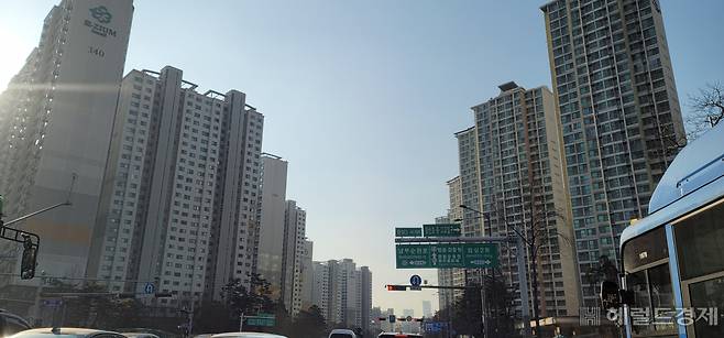 커뮤니티 시설 많고 규모의 경제 이루는 대단지 아파트는 늘 부동산시장에서 인기가 많다. 올해는 2000년도 이래로 분양물량에서 1500가구 이상 규모 대단지 아파트가 차지하는 비중이 가장 높은 해로 나타났다. 사진은 송파구 일대 아파트 단지.[헤럴드경제DB]