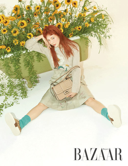 In the April issue of the fashion magazine Harpers Bazaar, he released a picture with Hyuna.This picture contains a fairy tale space full of Sunflower, and a strange but lovely Hyona that entered it.The lovely expression and pose that makes the viewer laugh, and the red color Hair reminiscent of the tomboy Cleany.The elements that double the lovely charm of Hyona attract attention.In particular, Hyuna suggests a hair style that matches the look every cut, and also shows passion by directing it in various ways.More pictures with Hyuna can be found in the April issue of Harpers Bazaar and on the website.