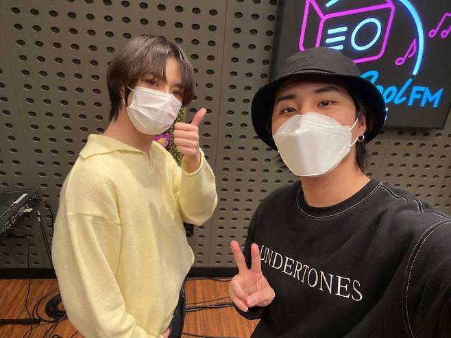 투모로우바이투게더 범규와 DAY6 영케이 / 사진=KBS Cool FM ‘DAY6의 키스 더 라디오’