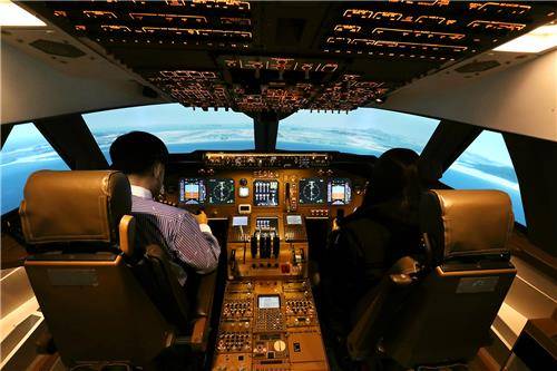 보잉 747기 조종실 내부를 그대로 재현한 조종 체험관 [사진/조보희 기자]