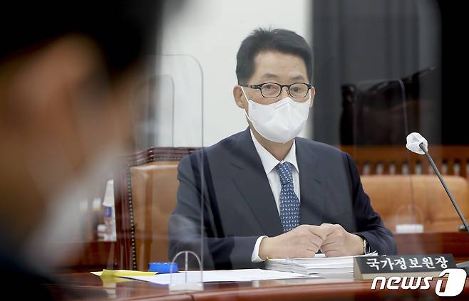 박지원 국가정보원장이 22일 오후 서울 여의도 국회에서 열린 정보위원회 전체회의에 출석하고 있다. 2021.2.22/뉴스1 © News1 신웅수 기자
