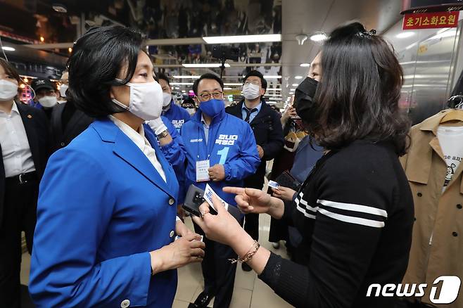 4.7 서울시장 보궐선거 공식 선거운동이 시작된 25일 오후 박영선 더불어민주당 서울시장 후보가 서울 영등포구 영등포시장 지하쇼핑센터에서 상인들에게 지지를 호소하고 있다. 2021.3.25/뉴스1 © News1 국회사진취재단