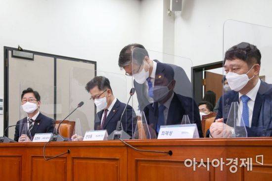 변창흠 국토부장관이 19일 국회에서 열린 부동산 투기 근절 대책 등을 위한 고위 당정청협의에 참석, 인사를 하고 있다./윤동주 기자 doso7@