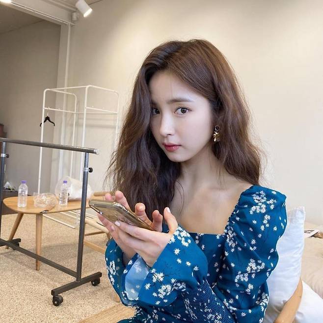 배우 신세경은 눈썹산을 자연스럽게 살린 세미 아치 눈썹을 연출했다.