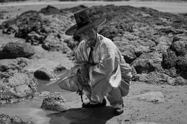 설경구는 영화 '자산어보'에서 신유박해로 흑산도에 유배된 정약전을 연기했다. 메가박스중앙플러스엠 제공