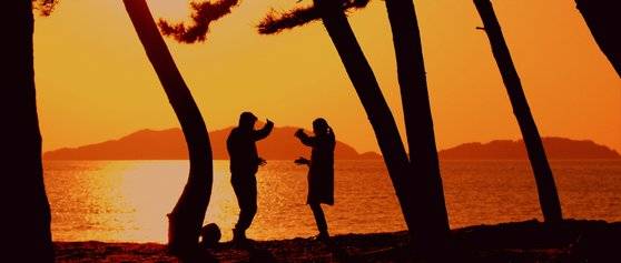 '인천스텔라'에서 '번지점프를 하다' 해변 왈츠를 패러디한 장면. [사진 꾸러기스튜디오]