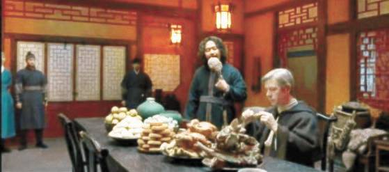 극 중 조선의 기생집에서 충녕대군이 구마사제에게 월병, 피단 등을 대접하는 장면. 사진 SBS '조선구마사'