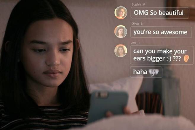 넷플릭스 다큐멘터리 <소셜 딜레마> 다큐멘터리 속 소녀는 ‘좋아요’ 수가 늘어날 때까지 자신의 얼굴을 보정하고, 나쁜 평가 한 줄에 우울해진다. 넷플릭스 제공