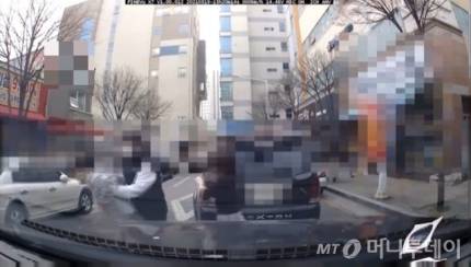 대구의 한 식당 주인인 렉스턴 차주와 아들이 A씨에게 시비를 거는 모습. /사진=보배드림 캡처