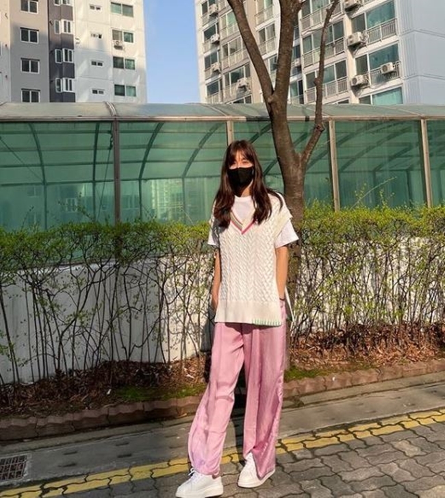 Actor Kim Sung-eun spent a relaxed morning routine.Kim Sung-eun posted a photo on Instagram on March 25 with an article entitled All the children go to work! Happy Birthday to Me.The photo shows Kim Sung-eun walking freely in the apartment complex.He is wearing a light short-sleeved suit in warmer weather. The air is quiet without a toilet.When a netizen asked, Are you taking a nap now? Kim Sung-eun replied, Its not yet. It feels like starting from the beginning after a few days.Meanwhile, Kim Sung-eun married former soccer player Jung Jo-gook in 2009 and has two sons and one daughter.