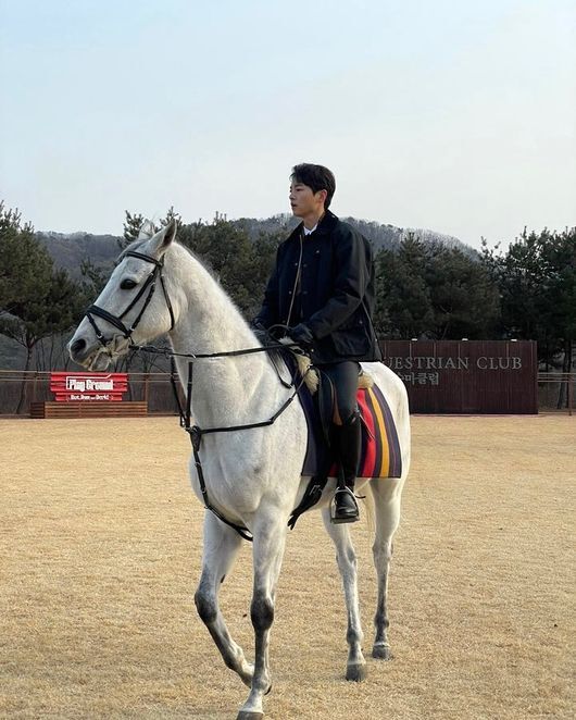 Video of the riding exercises of Actor Song Joong-ki has been released.On the 25th, Song Joong-kis official Instagram posted photos and videos of Song Joong-ki practicing horseback riding.The photos and videos show Song Joong-ki, who is engaged in practice on a white horse, and the appearance of the modifier Prince Baekmatan or Minam Baekmatan is impressive.Song Joong-ki was impressed by his stable horse riding, with fans reaction to make the historical drama his next film.Meanwhile, Song Joong-ki is currently appearing on TVNs Saturday Drama Vinsenzo.