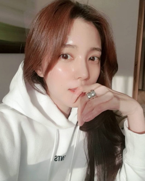 Actor Si-a Jin showed off his honey skinSi-a Jin posted a picture on his Instasram on the 25th with an article entitled Selfie for a long time.Si-a Jing in the open photo is shooting Selfie in a comfortable dress wearing a white hoodie.It boasts a watery honey skin that shines in the face even without a toilet, and boasts a beautiful look that is reliable even if it is in its 20s with a distinctive feature.The netizens who saw this are responding such as It looks like a doll, It is too beautiful, It looks like a tower and Its face is shiny.Meanwhile, Si-a Jing married Do-bin Baek, son of Actor Baek Yoon-sik, and has one male and one female.Si-a Jin SNS