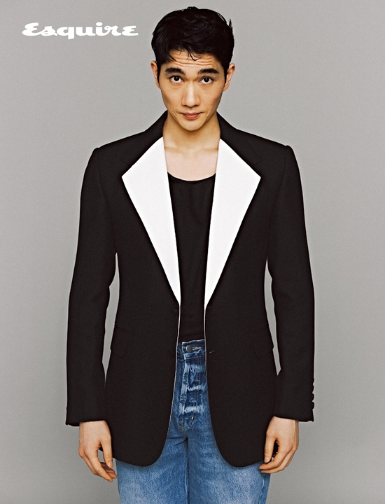 The mens magazine Esquire released a picture with Actor Uhm Tae-goo.The picture, which was published in the April 2021 issue, started with a plan to capture the complex charm unique to Uhm Tae-goo, which is thick and masculine but stimulates motherhood.In fact, Uhm Tae-goo in the public photos expresses the understated designs reminiscent of noir movies with an outstanding body ratio, and at the same time expresses the fresh and fresh atmosphere of spring.It is the back door that surprised the field staff by showing the ability to look at the model in terms of understanding the concept of the picture and costume as well as the body ratio, pose and concentration.The reversal charm of Uhm Tae-goo also follows in the articles text.He explained that he is very careful about his personality, which is usually introspective and famous for covering up a lot of faces, unlike his tough impression.But when asked about how to build an antihero character like Hashimoto in the movie The Age of Shadows and Kim Min-chul in the drama Save me 2, he replied, I do not think its all hidden in me.I do not try to be someone else who can not understand, but I want to read the script faithfully and act in a way that I am immersed in the situation and shooting environment.He added, I do not have an answer in the Character building, so I will do everything I can when I take the role.Interview also includes the opportunity to start Acting, the affection of the past works, and the story of his brother-in-law, the film director Uhm Tae-hwa.In particular, he showed strong trust in the film, saying, In fact, the movie is type off, so I just do it.It is difficult to explain it well, but it means that the unique process of relying on each other, helping and learning is good.Meanwhile, the film Paradise Night starring Uhm Tae-goo is set to unveil Netflix on April 9.It is a noir genre film centered on Park Tae-gu, who became the target of the organization for a moment. Director Park Hoon-jung directed the screenplay and directing. Actors such as Uhm Tae-goo, Jeon Yeo-bin and Cha Seung-won were in the spotlight.Uhm Tae-goos pictorials and interviews are available in the April 2021 issue of Esquire and the Esquire website, and video interviews with one question and one answer to fans questions can be found on the Esquire Korea YouTube account.Photo = Esquire