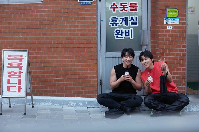 The privileged loyalty of actors Eum Moon-suk and Hwang Chi-yeul shone.Tentu Entertainment, a subsidiary company, launched a music video support shootout on the 25th of the month, saying, Actor Eum Moon-suk launched the title song Hyo Ran (Two Letters) of Hwang Chi-yeuls new Mini album Be My Reason.We finished shooting in a bright and pleasant atmosphere, he said.In the Music Video still cut, which was released along with the news of the appearance, Hwang Chi-yeul and Eum Moon-suk attracted attention because they were posing with their shoulders.In addition, a picture of two people sitting in front of the bathhouse eating banana milk was revealed, raising questions about Music Video.Especially, Hwang Chi-yeuls new song Music Video, which was produced in the form of Drama tights, raised the expectation by foreshadowing the story of Hwang Chi-yeul and Eum Moon-suk as friends, watching the drama on the other hand, and the hot performances of the two actors.Eum Moon-suks appearance was concluded with a special honor with Hwang Chi-yeul, who is famous for his real best friends.Eum Moon-suk and Hwang Chi-yeul were introduced as close friends of reality that they meet almost every day on SBSs Ugly Little, which was broadcast earlier this year, and revealed their extraordinary friendship, saying it is a precious relationship that gives strength to each other.Hwang Chi-yeuls new song Hello is a song that listeners can quickly fall into and sympathize with the process from Hello of the first meeting to Hello of separation.Hwang Chi-yeuls new Mini album Be My Reason, which started pre-sale on the 22nd, includes the title song Hello, the Letters, You are the reason, You disappear (She`s Gone), Rain and Why is love difficult (I Didnt K). Know), and Hwang Chi-yeuls own song, I love you and I can not erase you (Unforgettable) consists of six tracks with a deep parting sensibility.Meanwhile, Hwang Chi-yeuls new song Hello Music Video, starring Eum Moon-suk, will be released along with music sources on April 2 at 6 pm on various music sites.Photo: Tentu Entertainment