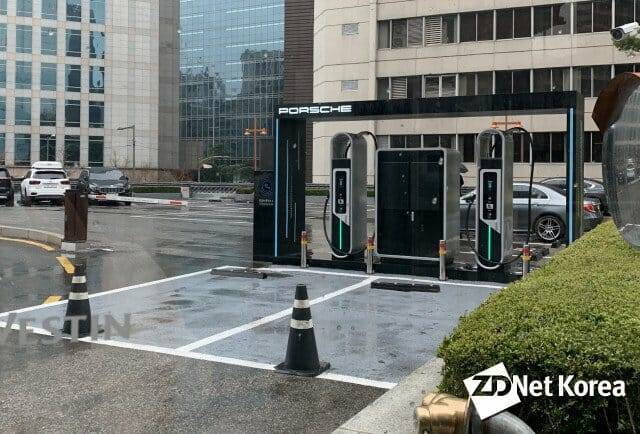 서울 웨스틴조선호텔에 설치된 포르쉐 HPC 충전소