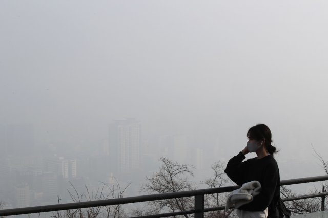 서울 남산에서 바라본 도심이 미세먼지 때문이 보이지 않는다. 뉴스1