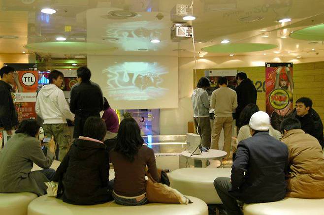 (2006년 12월 7일 서울 삼성동 코엑스 TTL존에서 'TTL존 펌프 잇 업 익시드 포터블 게임 대회'의 1회 대회)