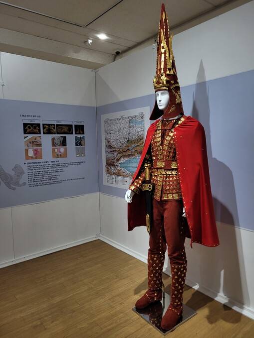 중앙아시아 실크로드 복식사에서 최고의 유물로 꼽히는 카자흐스탄 ‘황금 인간’의 복원품이 경북대박물관에 나왔다.