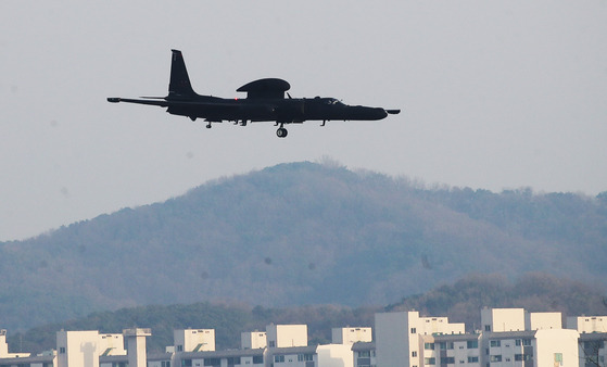 A U.S. Lockheed U-2S aircraft prepares to land at the Osan Air Base in Pyeongtaek, Gyeonggi, after conducting a reconnaissance mission Thursday. North Korea fired two short-range missiles into the East Sea earlier that day. [YONHAP]