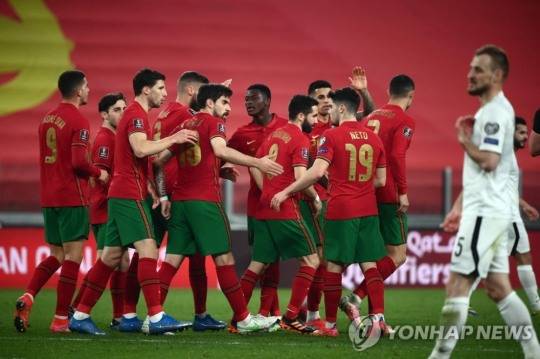 축구는 1863년 영국축구협회(FA) 규칙 제정을 통해 11명의 선수가 한 팀을 이뤄 겨루는 경기가 됐다. 사진은 지난 25일 2022 카타르 월드컵 유럽 예선에서 아제르바이잔에게 승리를 거두고 기뻐하는 포르투갈 선수들 모습. [AFP=연합뉴스]