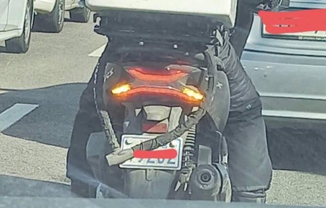 번호판에 자물쇠(이른바 '순대')를 늘여 뜨려 식별을 어렵게하고 있다.[온라인 커뮤니티 캡처]