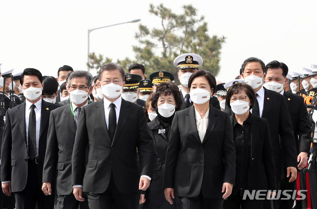 [평택=뉴시스]박영태 기자 = 문재인 대통령과 김정숙 여사가 26일 오후 경기도 평택시 해군 2함대사령부 천자봉함·노적봉함에서 열린 제6회 서해수호의 날 기념식에 참석하고 있다. 2021.03.26. since1999@newsis.com