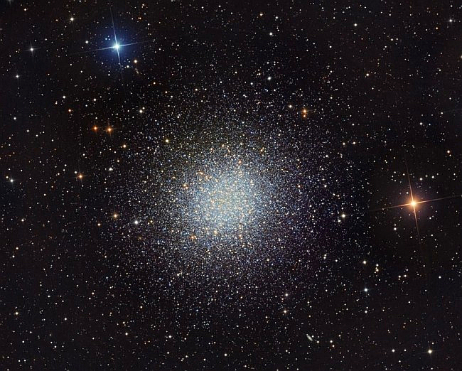 아레시보 메시지의 행선지인 헤르쿨레스 대성단(M13). 지구에서 2만 5000 광년 떨어져 있다.