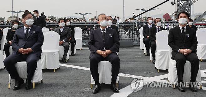 서해수호의 날 기념식 참석한 여야 대표 (평택=연합뉴스) 이진욱 기자 = 26일 오후 경기도 평택시 해군 2함대사령부 천자봉함·노적봉함에서 열린 제6회 서해수호의 날 기념식에 더불어민주당 김태년 원내대표(왼쪽부터), 국민의힘 김종인 비상대책위원장, 국민의당 안철수 대표가 참석해 있다. 2021.3.26      cityboy@yna.co.kr  (끝)