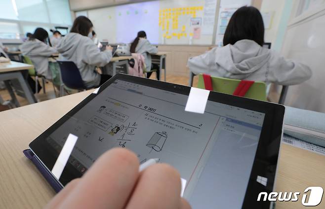 서울 중구 창덕여중에서 학생들이 스마트패드와 스마트펜 등 기기를 활용해 수업에 참여하고 있다.2021.3.18/뉴스1 © News1 이성철 기자
