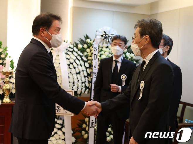 최태원 SK 회장(대한상공회의소 회장)이 27일 오후 고(故) 신춘호 농심 회장의 빈소가 마련된 서울 종로구 연건동 서울대병원 장례식장에서 조문한 뒤 삼남 신동익 메가마트 부회장과 인사를 나누고 있다. (농심 제공) 2021.3.27/뉴스1 © News1