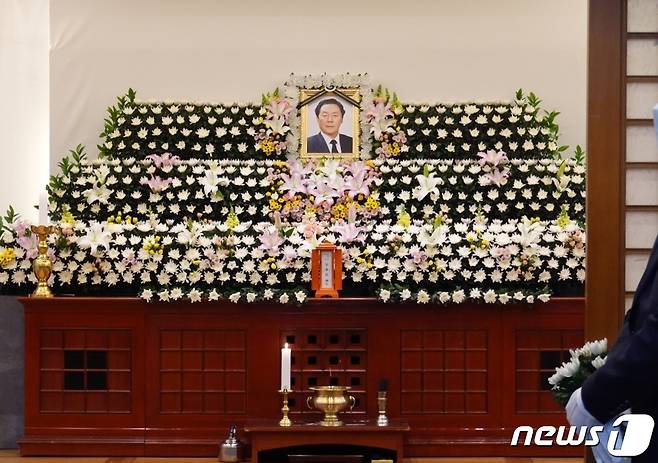 27일 서울 종로구 서울대학병원 장례식장에 고(故) 신춘호 농심 회장의 빈소가 마련돼 있다. 2021.3.27/뉴스1 황덕현 기자