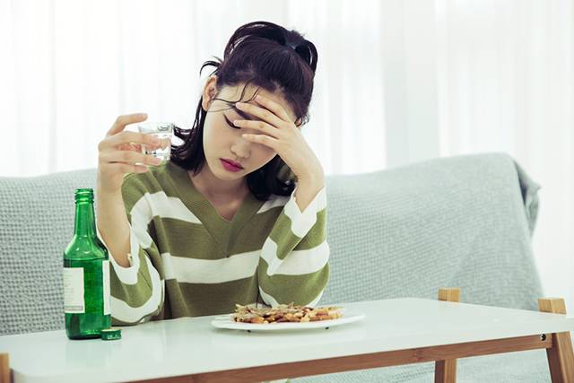 혼술은 알코올의존증으로 이어지기 쉬워 주의해야 한다./사진=클립아트코리아